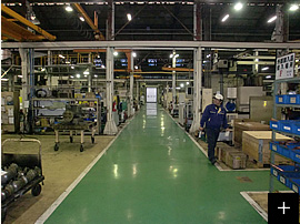 工場入口から工場内を撮影